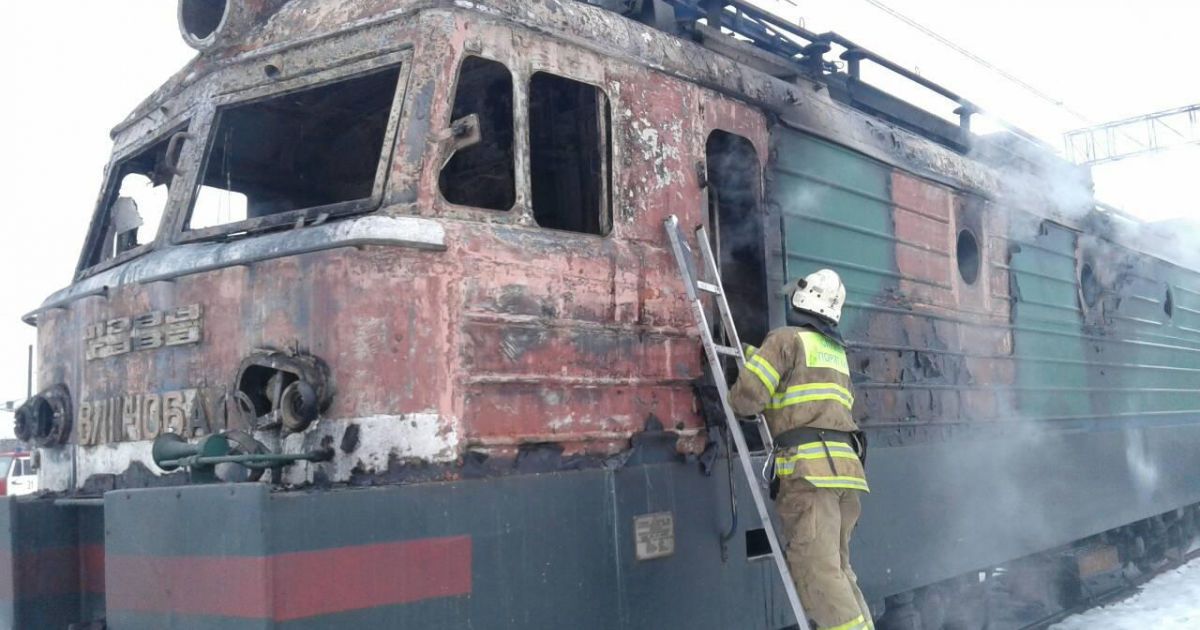 На Львівщині поблизу залізничної станції загорівся електровоз