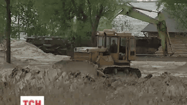 Невідома фірма забудовник почала засипати русло Дніпра землею