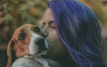 Люди цілують своїх собак частіше ніж партнерів – дослідження