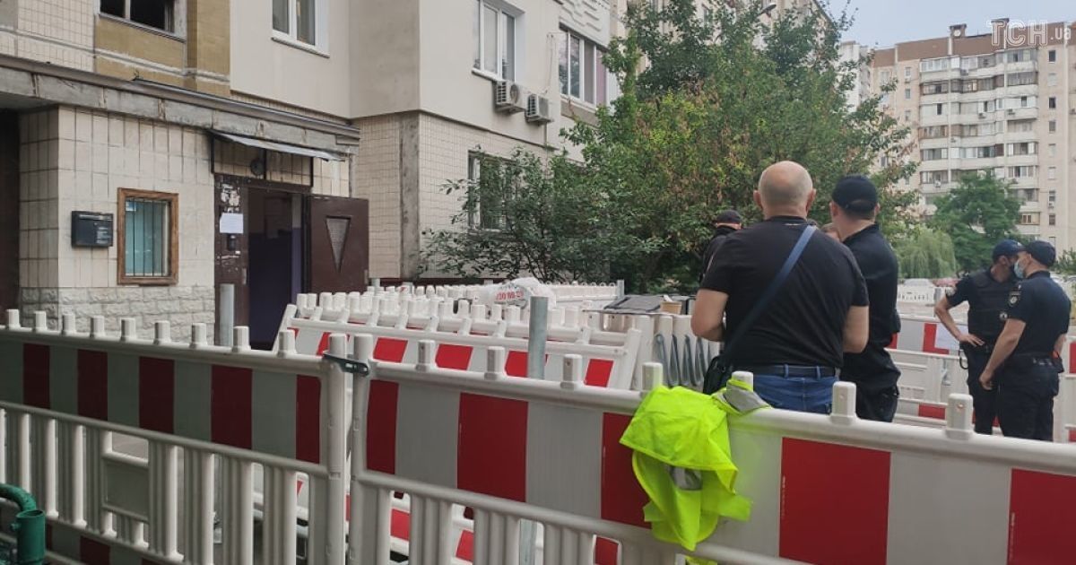 Взрыв в доме на Позняках: жильцам аварийного подъезда разрешили вынести необходимое из квартир