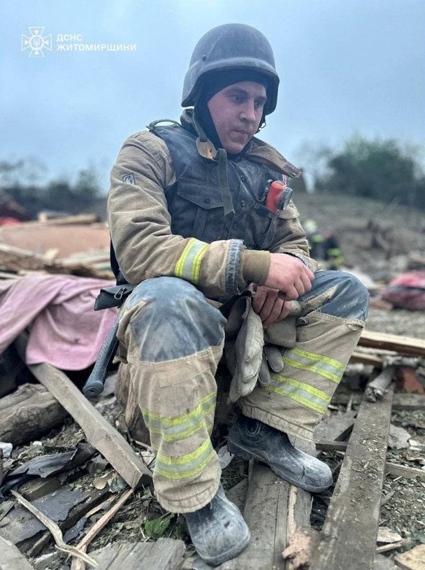 Рятувальний на місці загибелі дітей / © ДСНС
