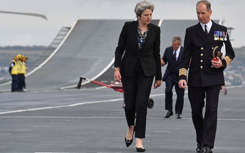 Прем&#039;єр-міністр Великої Британії Тереза Мей з коммодором Джері Кідом, капітаном британського авіаносця "Королева Єлизавета" / © Reuters