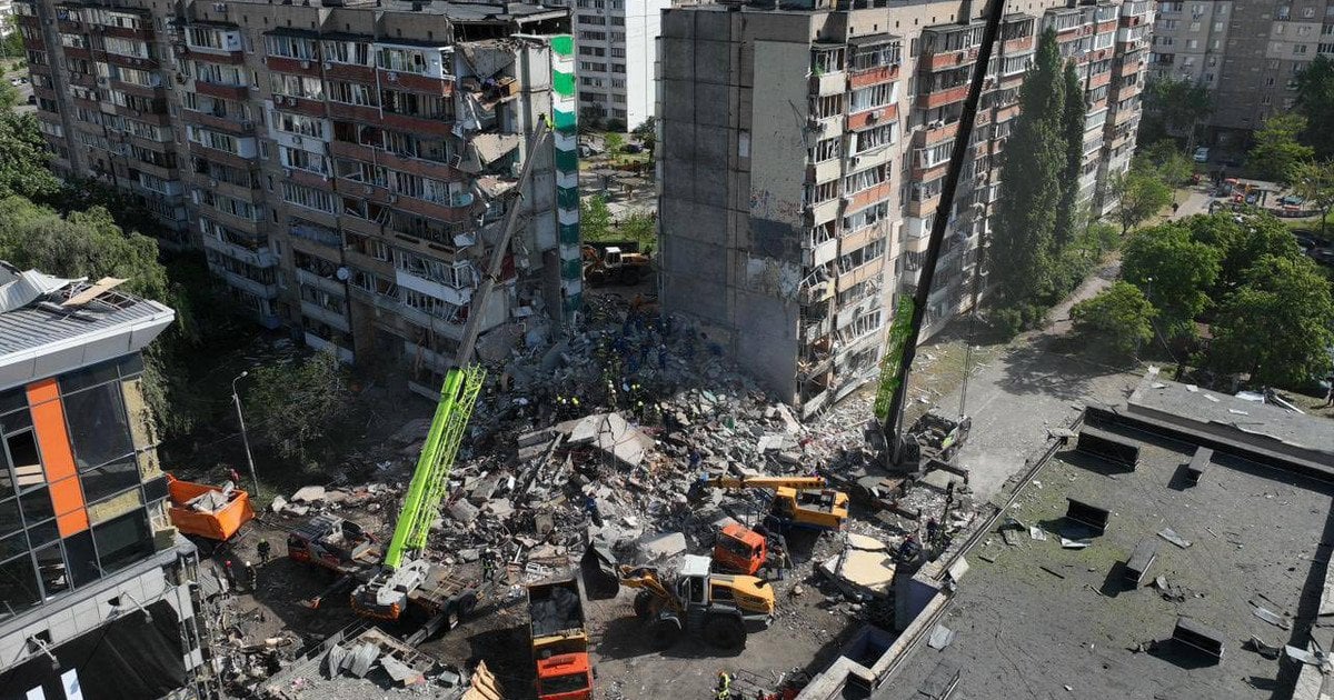 Зруйнований під'їзд багатоповерхівки в Дарницькому районі