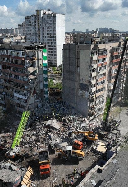 Зруйнований під'їзд багатоповерхівки в Дарницькому районі