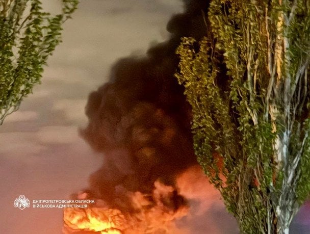 Ворог вкотре атакував Дніпро: зайнялася пожежа на обʼєкті інфраструктури