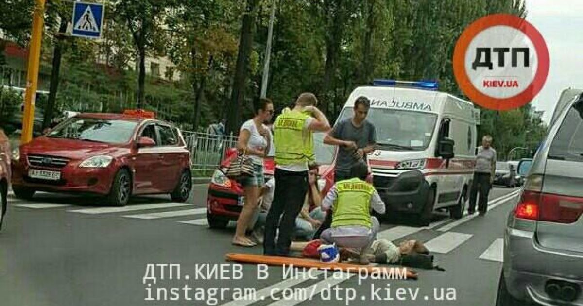 В Киеве на пешеходном переходе сбили женщину