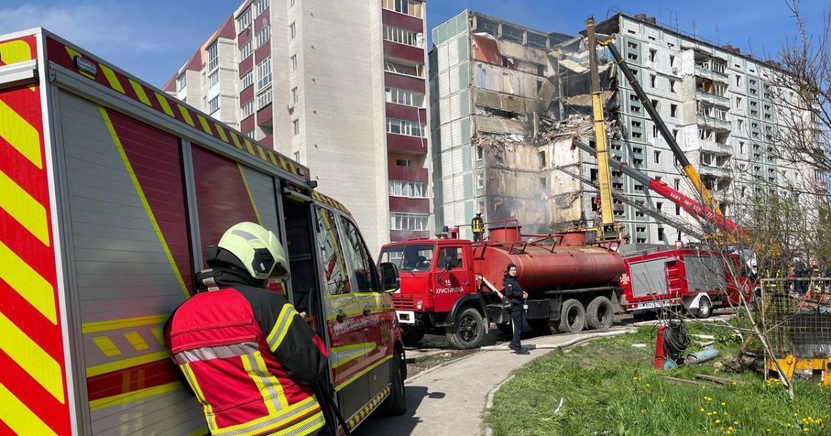 Фото з місця ракетного удару по багатоповерхівках в Умані 28 квітня