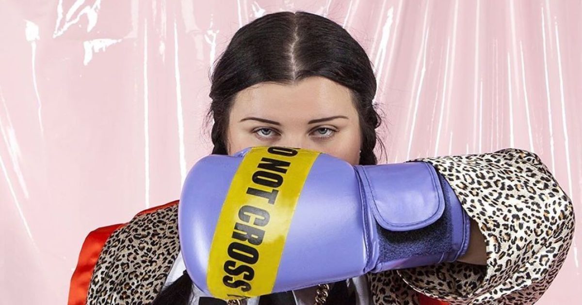 alyona alyona с вилами в руках показала, как "черпает дерьмо в жизни"
