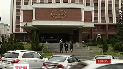 Трехсторонняя встреча в Минске продолжается уже три часа за закрытыми дверями