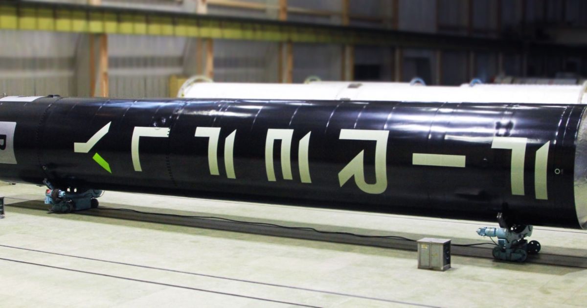 У Дніпрі містом вантажівкою перевозили макет ракети-носія "Бета" (відео)