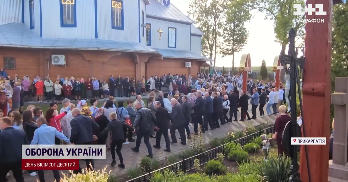 Мужчины в Черновцах танцуют сербен.