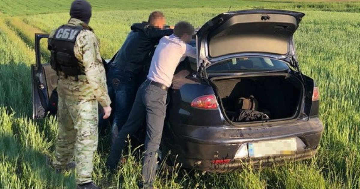На Черниговщине трое пойманных на взятке полицейских оказывали сопротивление СБушникам во время задержания