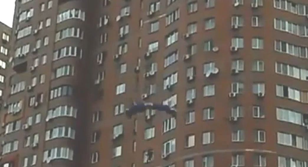В столице трое смельчаков прыгали с парашютами просто из окна 26 этажа жилого дома