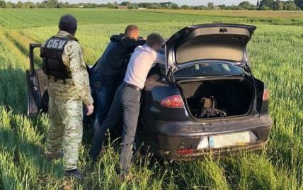 На Черниговщине трое пойманных на взятке полицейских оказывали сопротивление СБушникам во время задержания