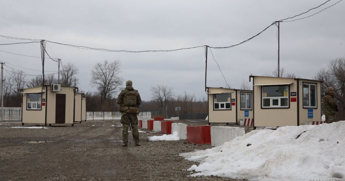 Месть за уничтоженный блокпост: боевики плотным огнем обстреляли КПВВ в Золотом