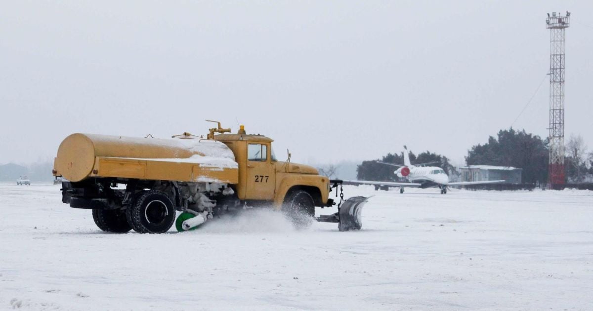 В Одесі після доби крижаного полону в небо злетів перший літак