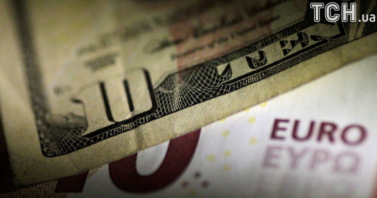 После недолгого затишья доллар и евро снова начали дорожать в курсах Нацбанка. Инфографика