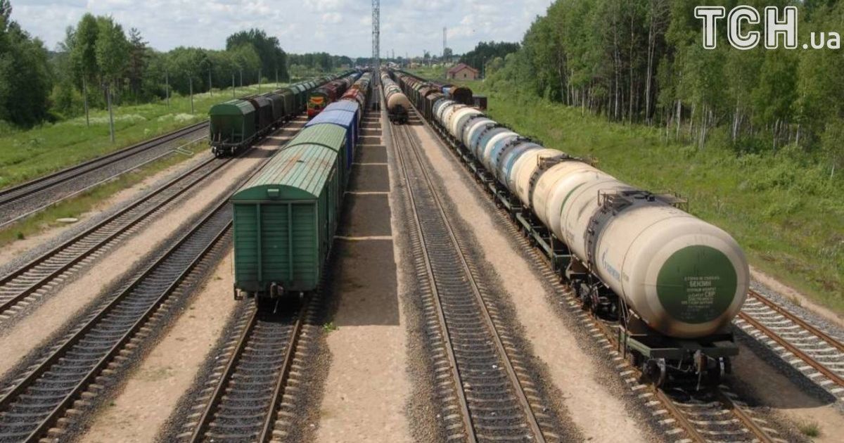 У Києві 15-річного підлітка вдарило струмом на даху вантажного вагона