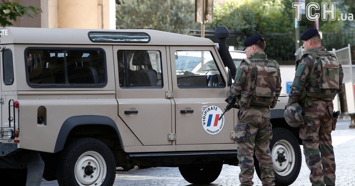 Поліція Франції з боєм затримала водія, який наїхав на групу військових у Парижі