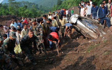 В Индии оползень снес два автобуса в ущелье, почти 50 погибших