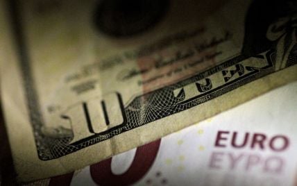 Долар і євро знову здешевшали в курсах Нацбанку. Інфографіка