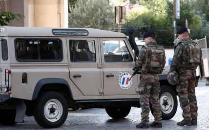 Полиция Франции с боем задержала водителя, который наехал на группу военных в Париже