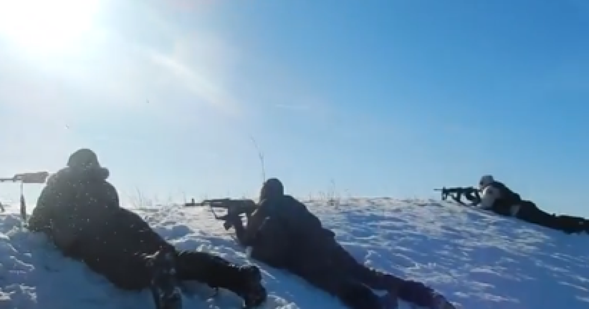 Бойцы силой отвечают боевикам