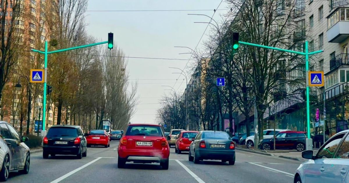 У Києві з'явилися світлофори зі світлодіодними консолями: де вони встановлені