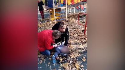 В Кривом Роге на детской площадке на девочку упало дерево