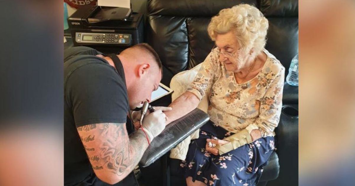 У Великій Британії 94-річна бабуся зробила тату на честь померлого чоловіка