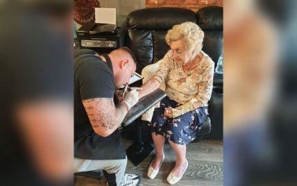 У Великій Британії 94-річна бабуся зробила тату на честь померлого чоловіка