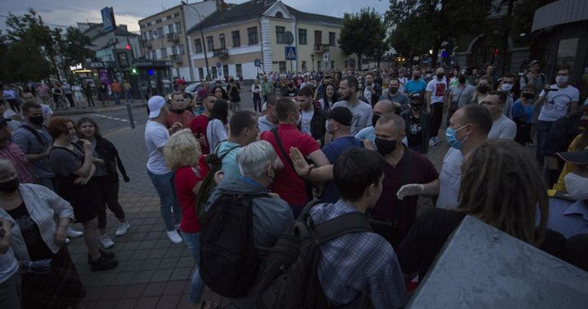 Беларусь вновь всколыхнули акции протеста: силовики задерживают людей и журналистов - новости мира