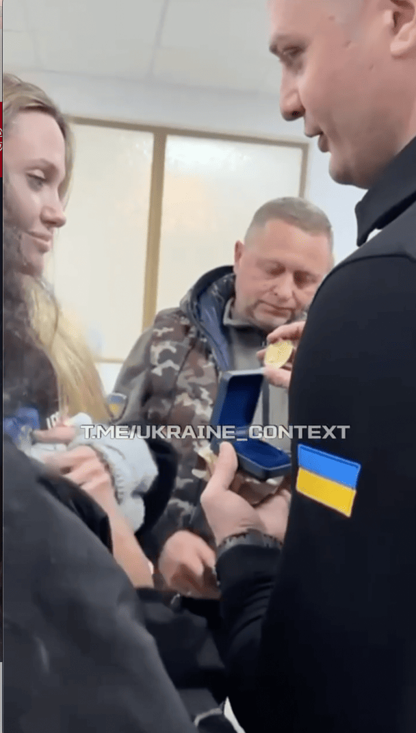 Анджеліна Джолі отримує унікальний подарунок у Херсоні / © фото з соцмереж