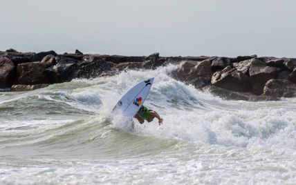 В Барбадосе погиб 16-летний профессиональный серфер, который решил покорить волны во время урагана "Ирма"