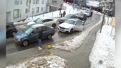 У Львові водій облаяв таксиста, який зупинився на хвилину мовчання