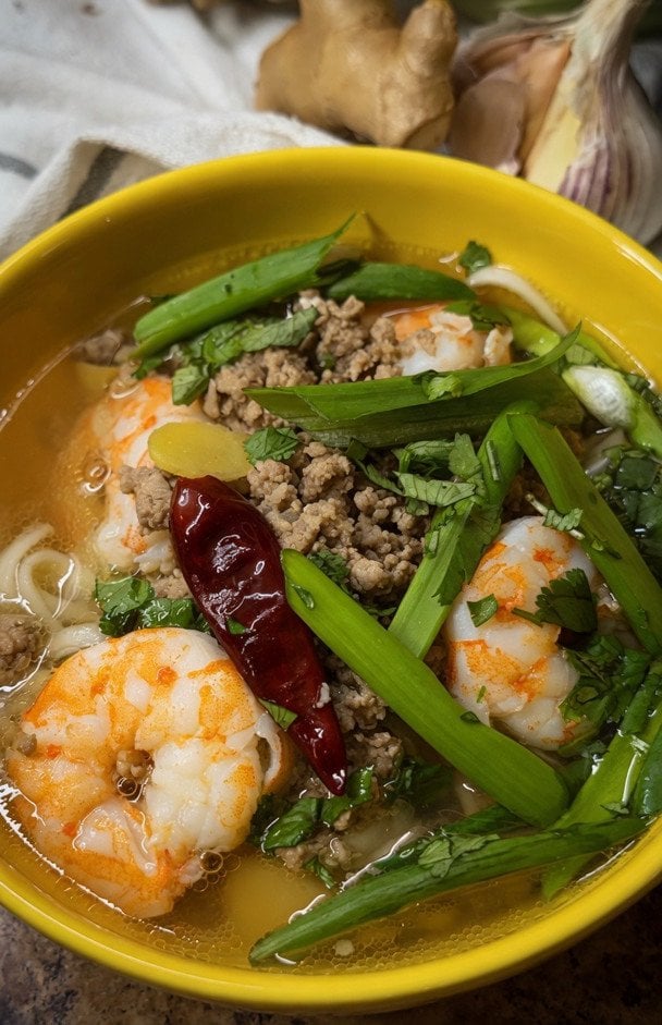 Китайський суп із фаршем, креветками та локшиною instagram.com/v.vanilinka / © Instagram