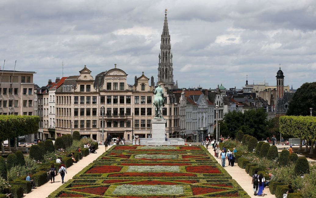 Туристы проголюються по саду Мон-де-Арт в Брюсселе. / © Reuters