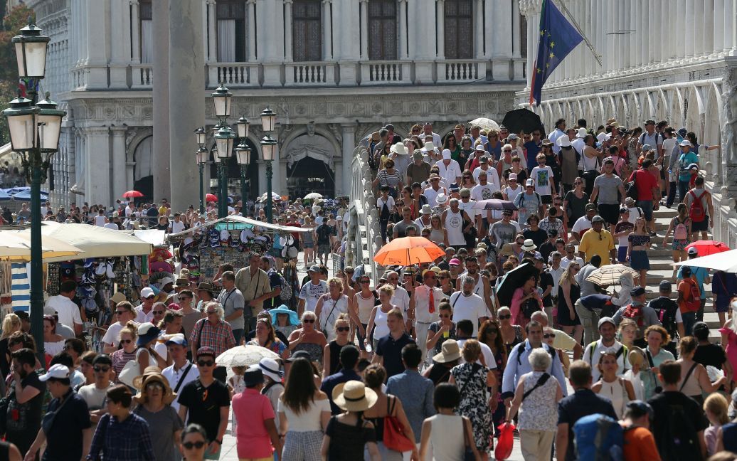 Туристы отдыхают в Венеции, Италия. / © Reuters