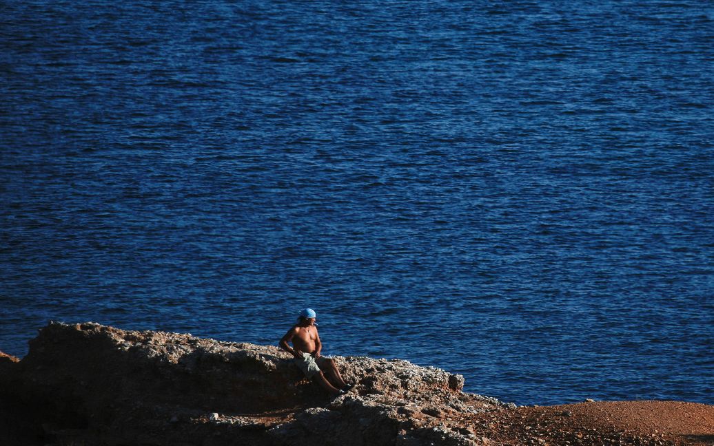 Люди отдыхают в Варкізі, пригороде Афин, Греция. / © Reuters