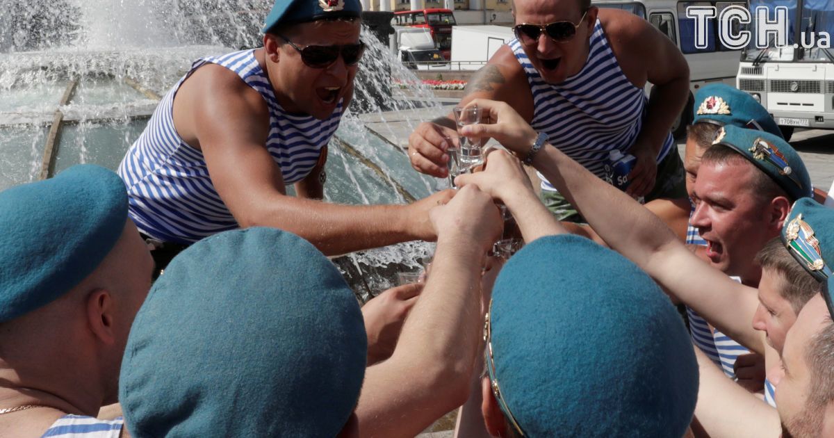 Горілка, купання у фонтанах і танці: Reuters показало, як у Росії відсвяткували День ВДВ