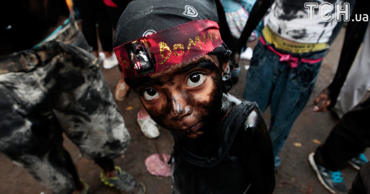 Чорні як чорти: у Нікарагуа сотні людей покрили свої тіла моторним маслом в надії на чудеса