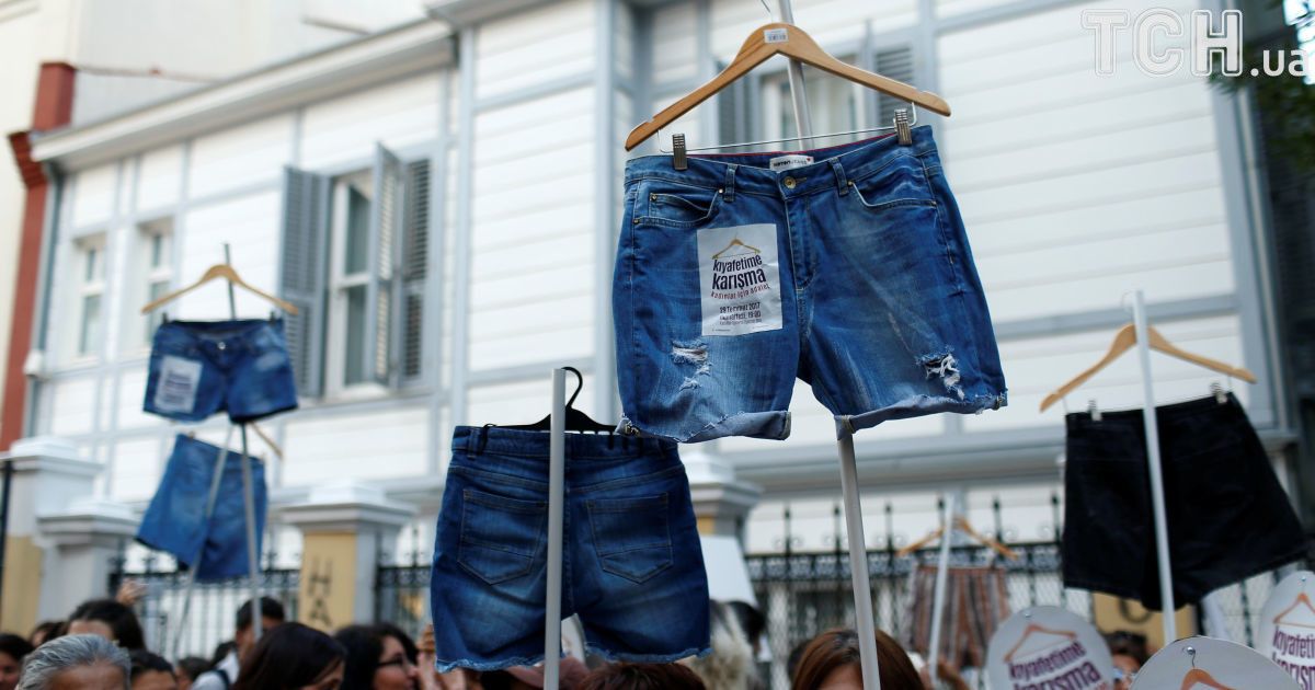 Сотні жінок у Туреччині вийшли на мітинг із шортами замість транспарантів