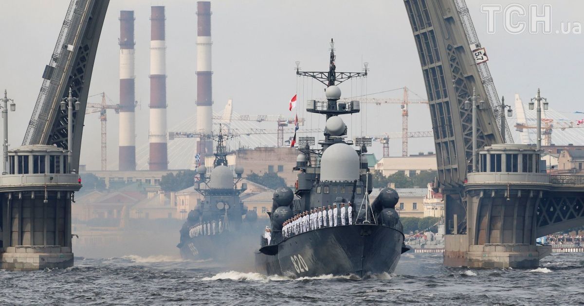 Найбільший у світі атомний човен і новітні фрегати: чим Росія хизувалася на параді до дня ВМФ