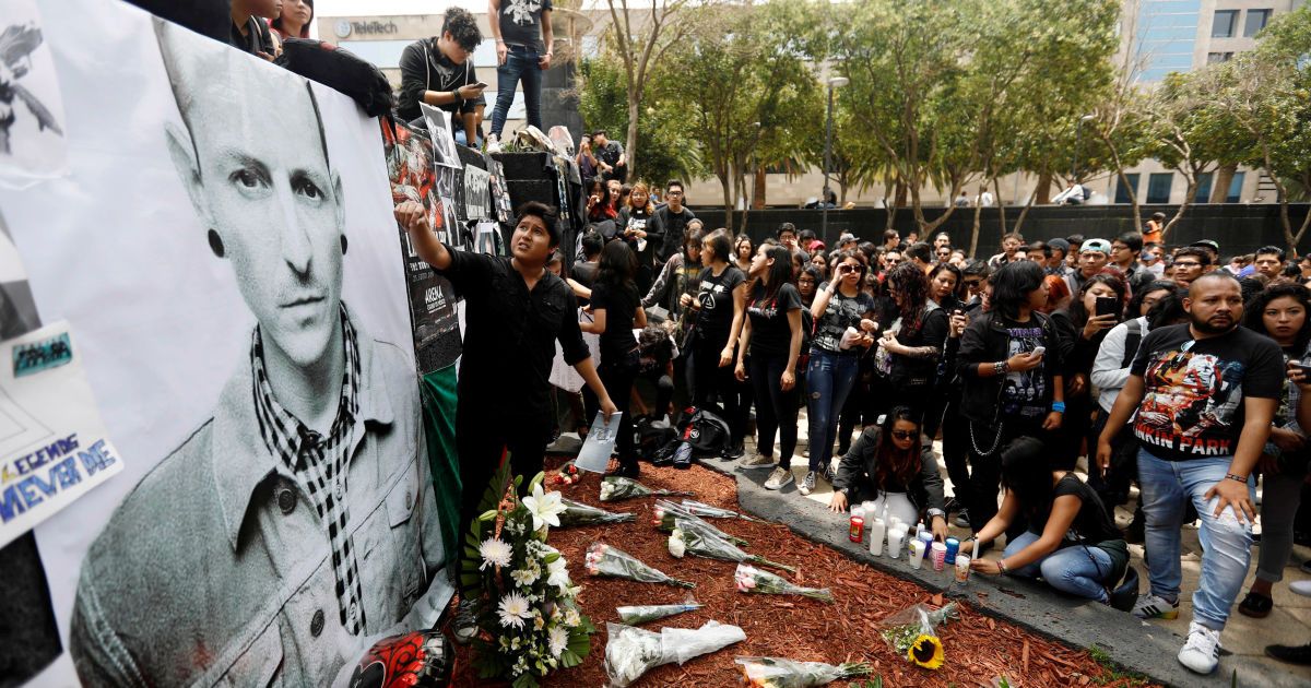 Фанати Linkin Park по всьому світу організували численні меморіали на честь фронтмена гурту.