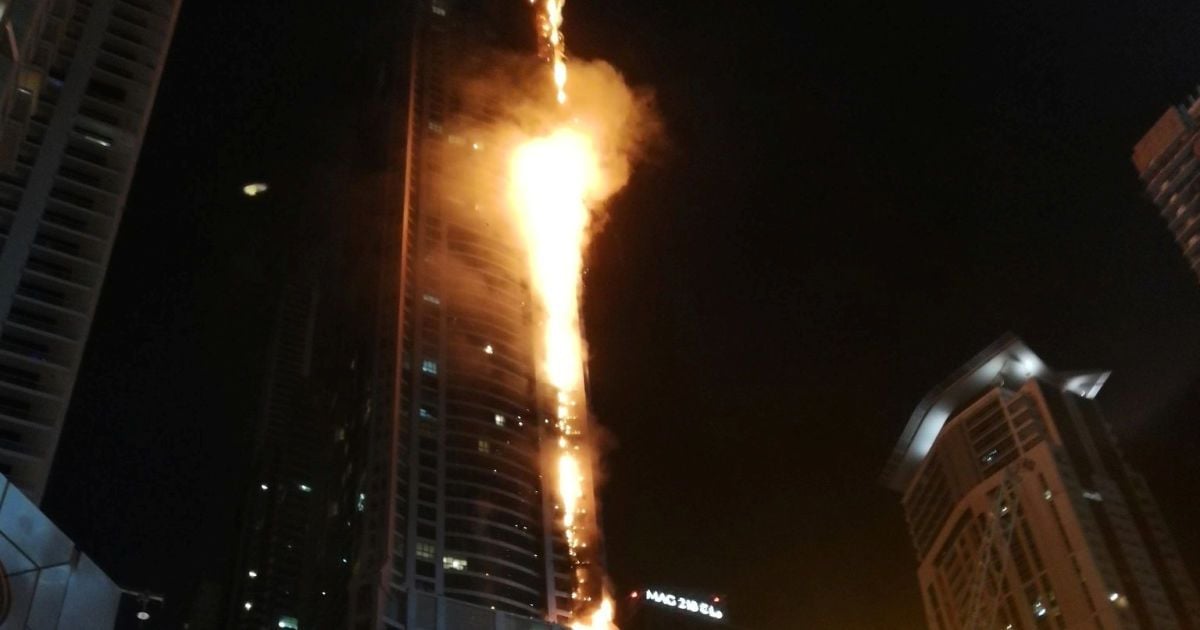 У Дубаї масивна пожежа охопила один з найвищих хмарочосів у світі