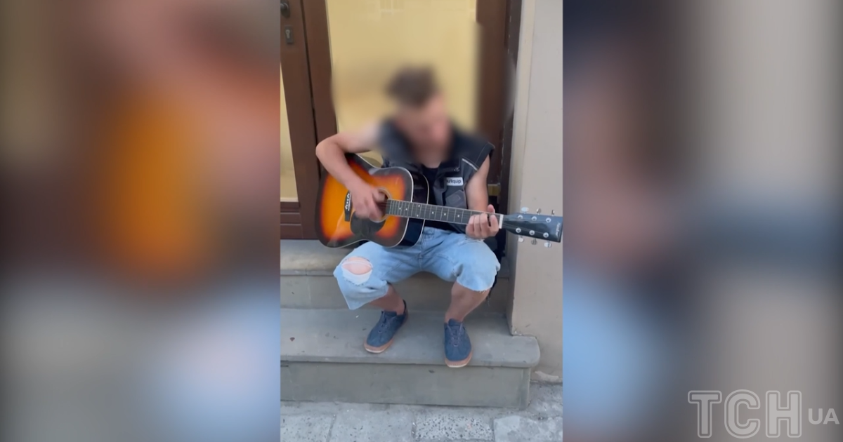 Хлопець, який виконував пісні Цоя у Львові, потрапив до дитячого притулку / Скриншот із відео Наталії Піпи