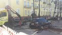 У Києві від прориву труби провалився асфальт із припаркованим позашляховиком
