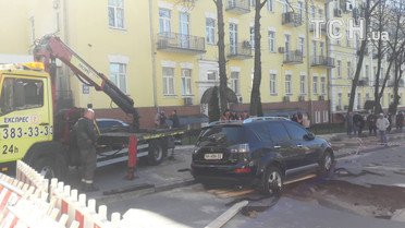 Провал асфальту у Києві_6 / © Фото Наталії Нагорної/ТСН