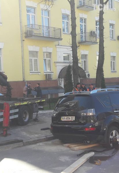 У Києві від прориву труби провалився асфальт із припаркованим позашляховиком