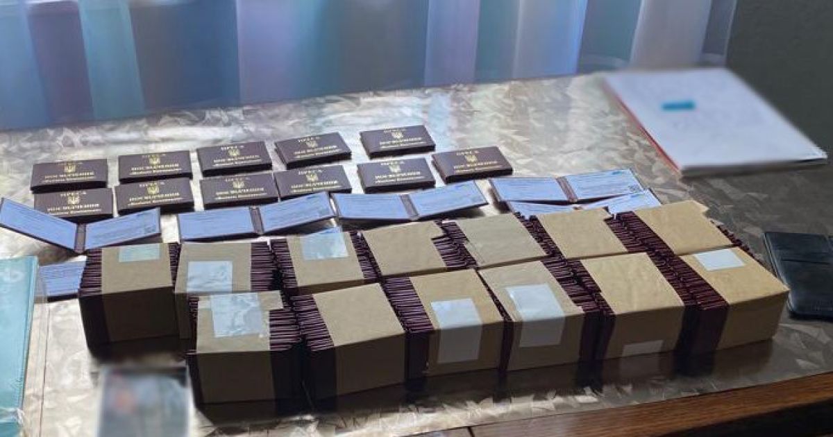 У Києві видавництво масово продавало фейкові журналістські посвідчення (фото)